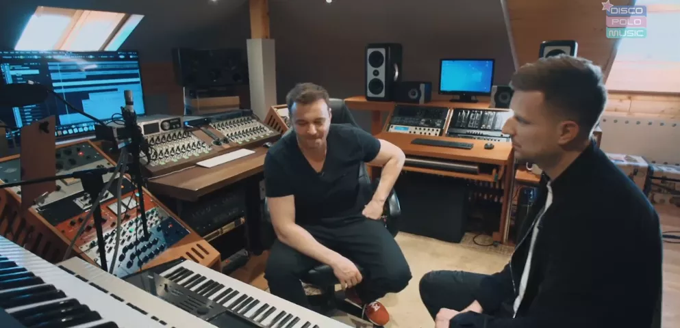 Radek Liszewski „Weekend„ mieszka w luksusie?! Gwiazdor disco polo pokazał publicznie swoje mieszkanie! [Zdjęcia]
